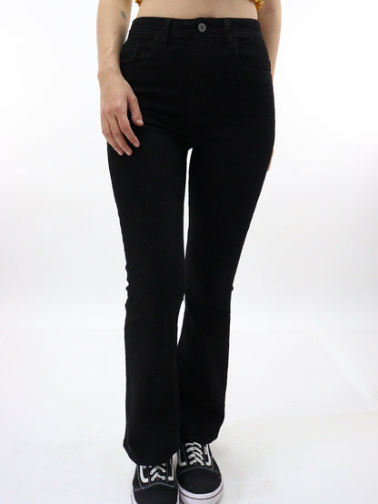 Jeans acampanado tiro alto de color negro