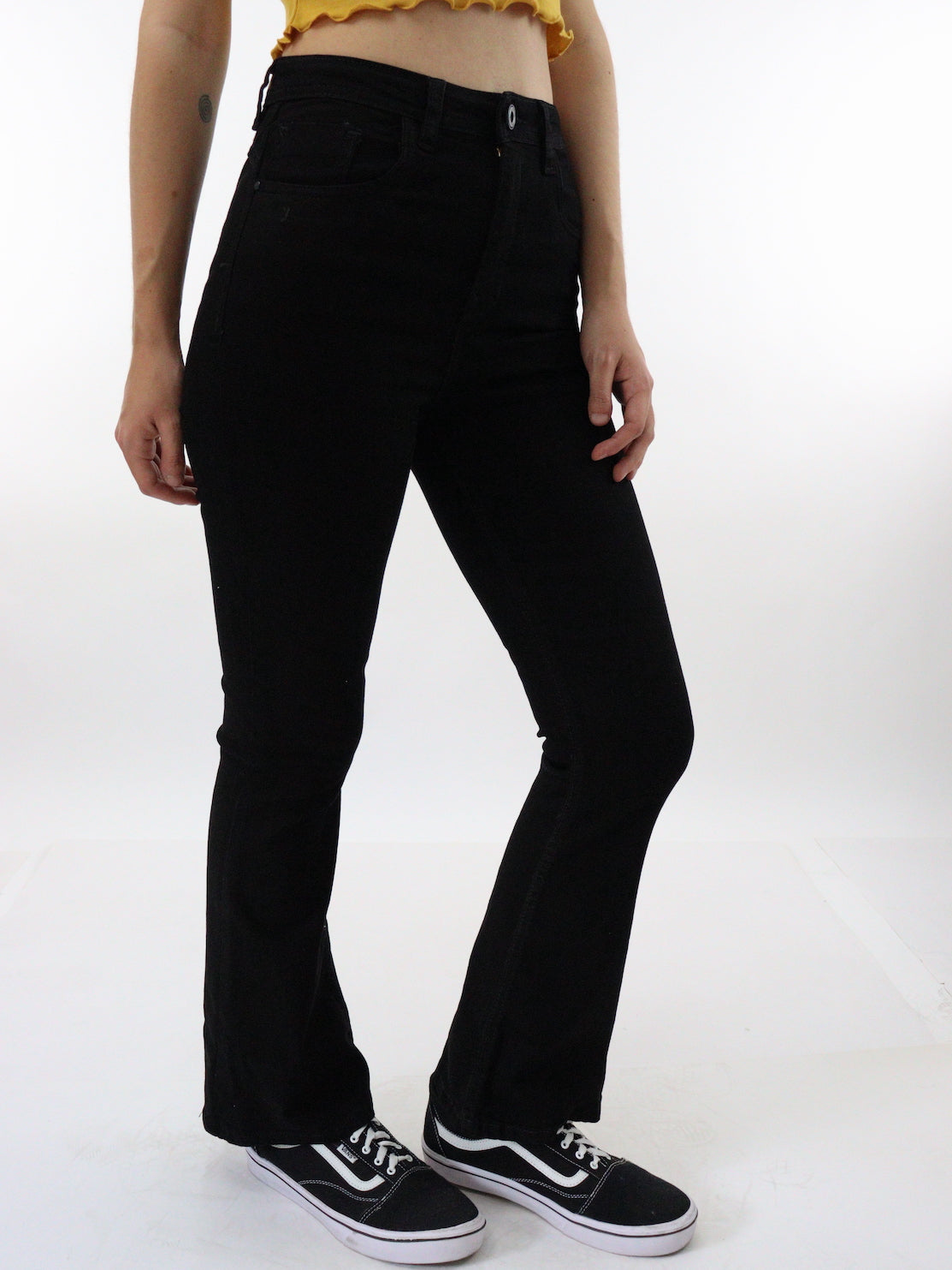 Jeans acampanado tiro alto de color negro