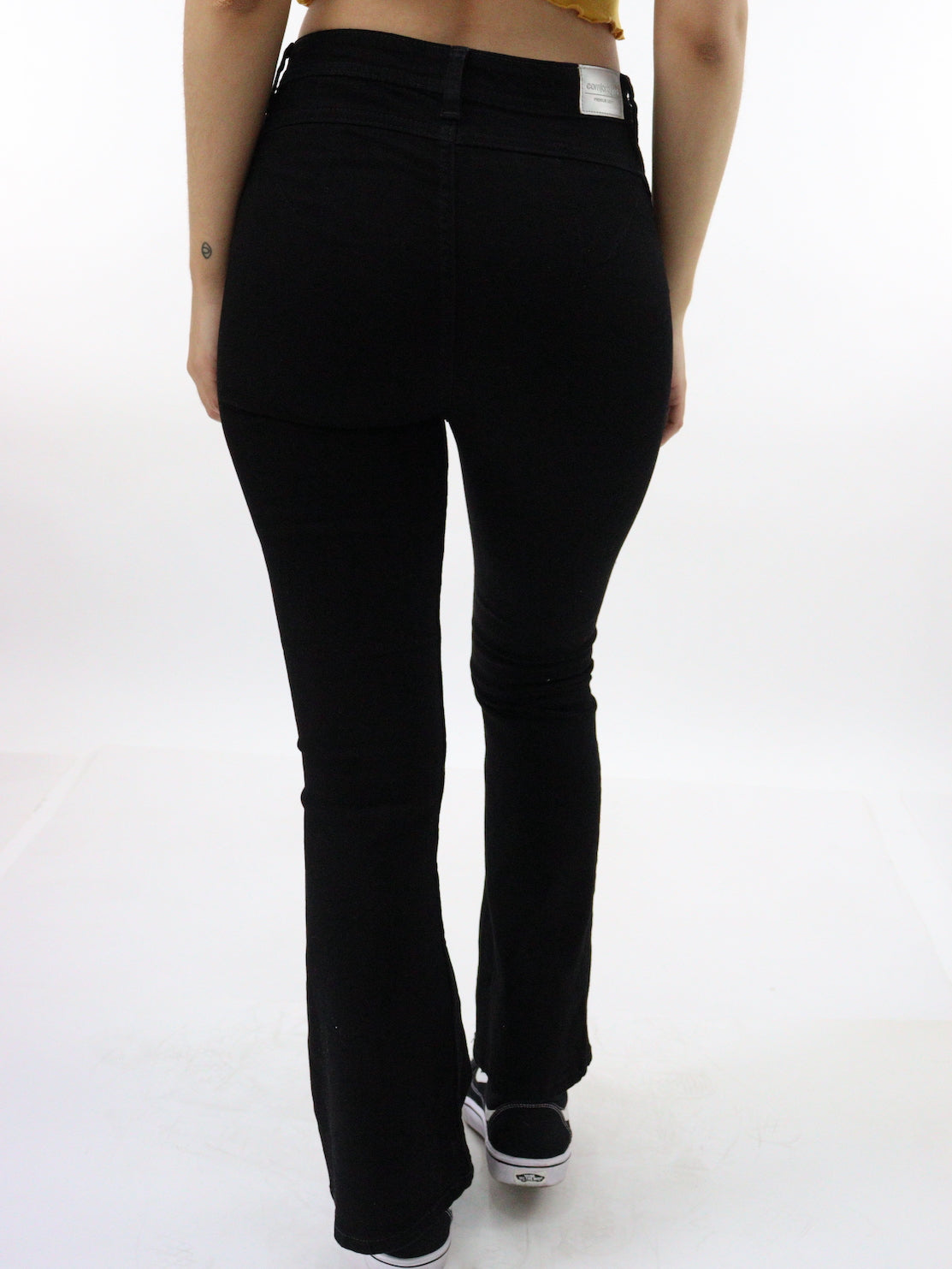 Jeans acampanado tiro alto de color negro