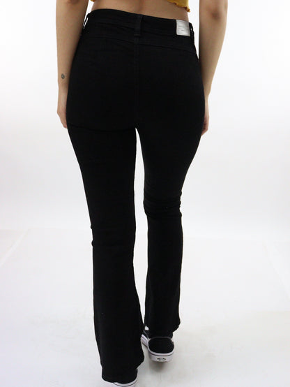 Jeans acampanado tiro alto de color negro