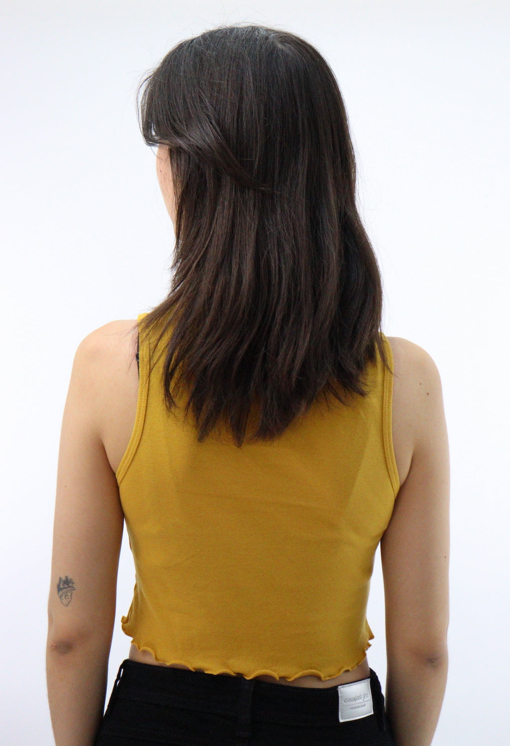 Playera tank de color amarillo mostaza