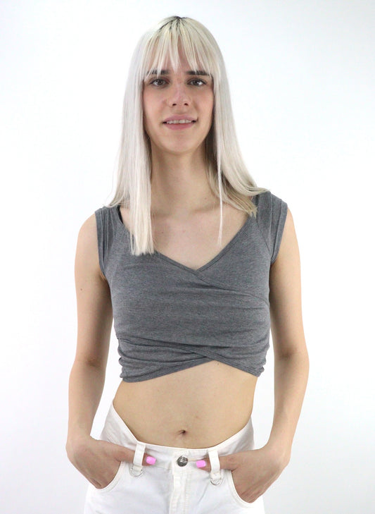 Playera de cuello cruzado de color gris