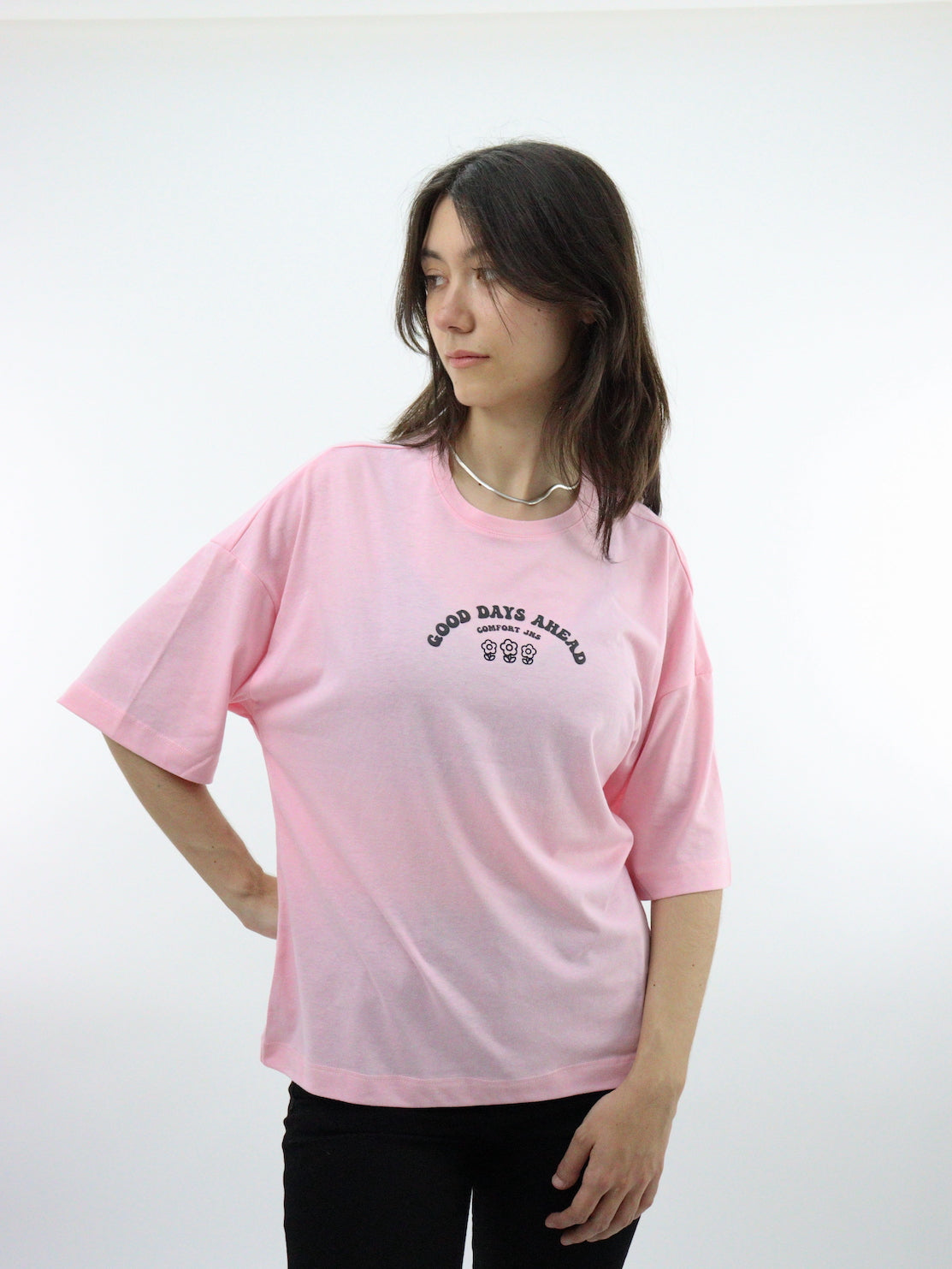 Playera oversize de color rosa con estampado floral