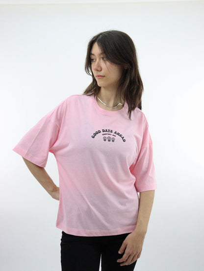 Playera oversize de color rosa con estampado floral