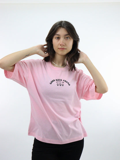 Playera oversize de color rosa con estampado floral
