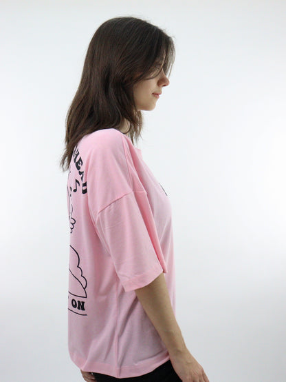 Playera oversize de color rosa con estampado floral