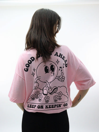 Playera oversize de color rosa con estampado floral