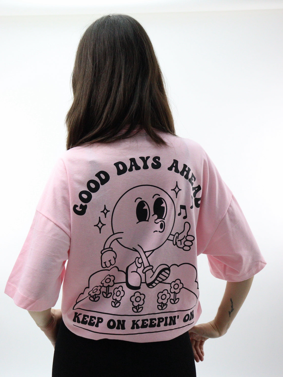 Playera oversize de color rosa con estampado floral