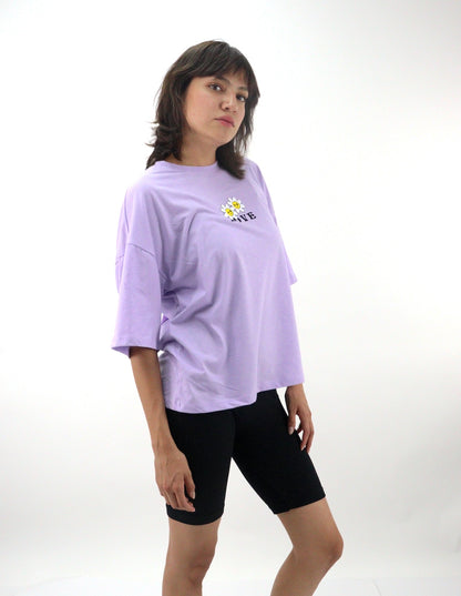 Playera oversize de color lila con estampado de floral