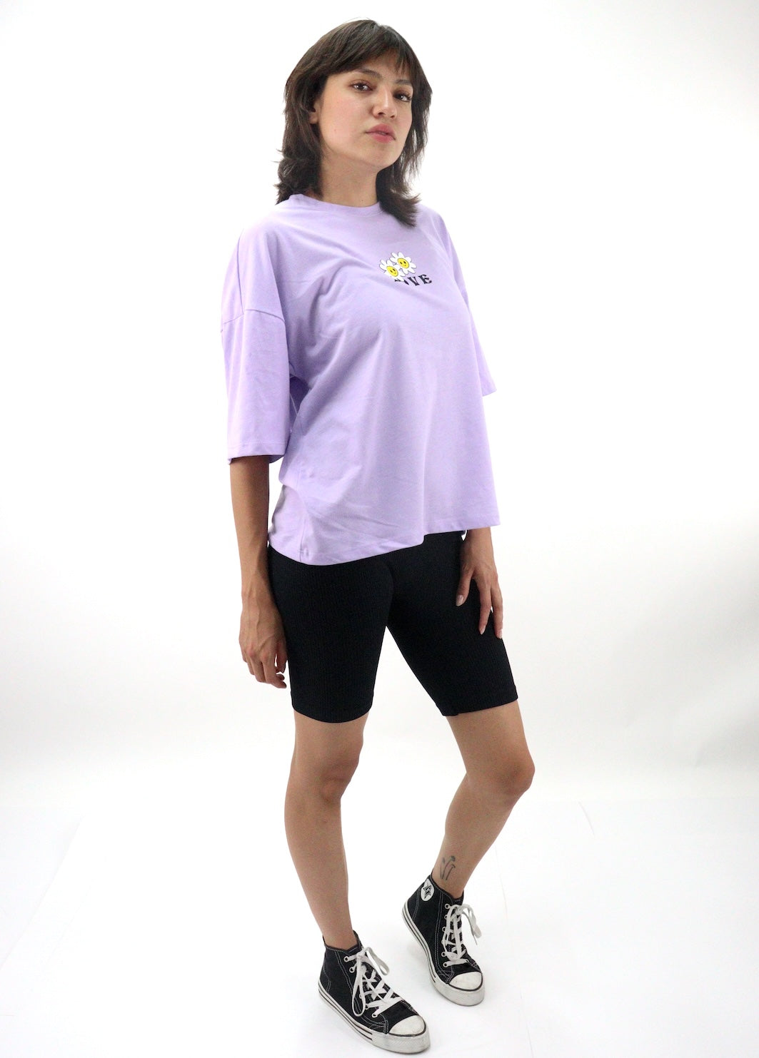 Playera oversize de color lila con estampado de floral