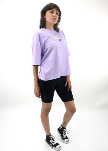 Playera oversize de color lila con estampado de floral