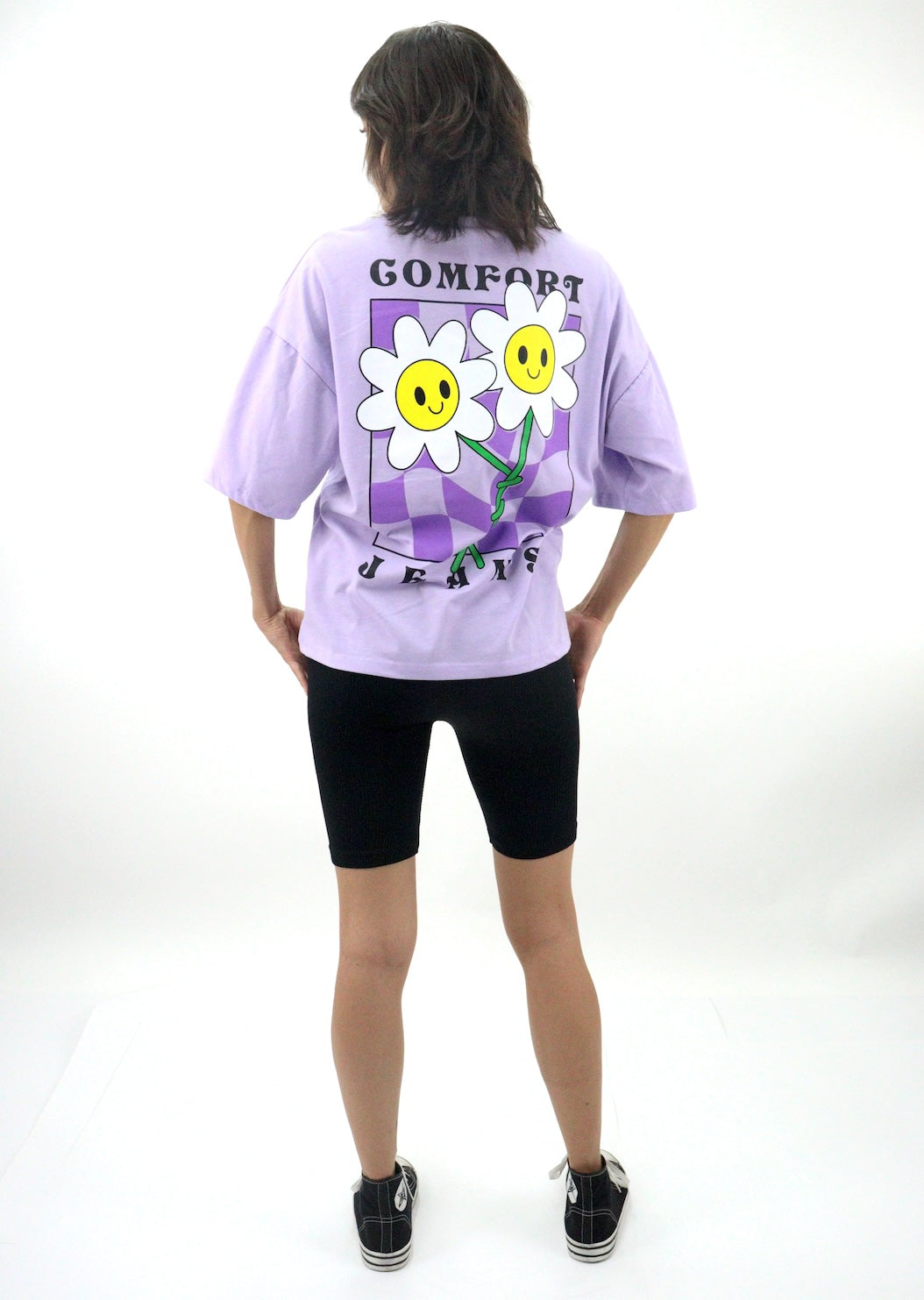 Playera oversize de color lila con estampado de floral