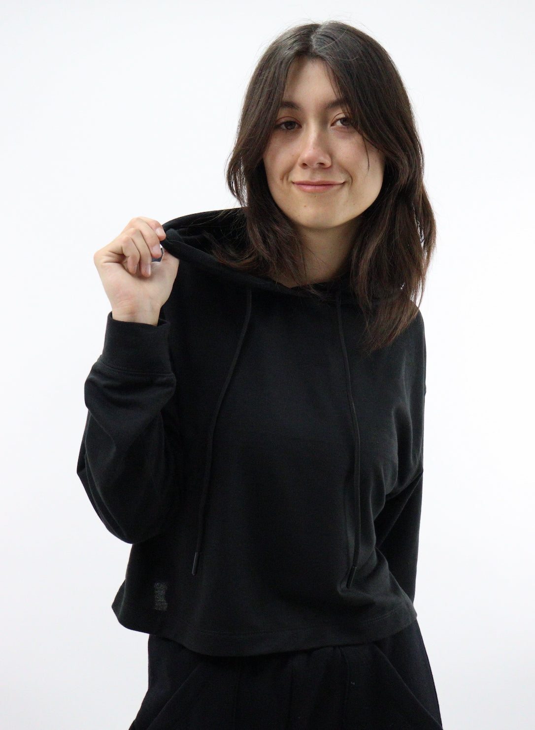 Sudadera con capucha de color negro