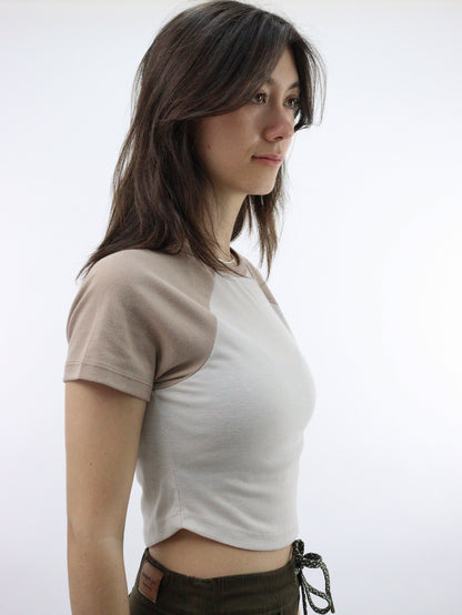 Playera raglán manga corta de color beige con camel