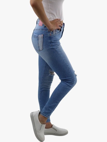 Jeans skinny azul claro con destrucción