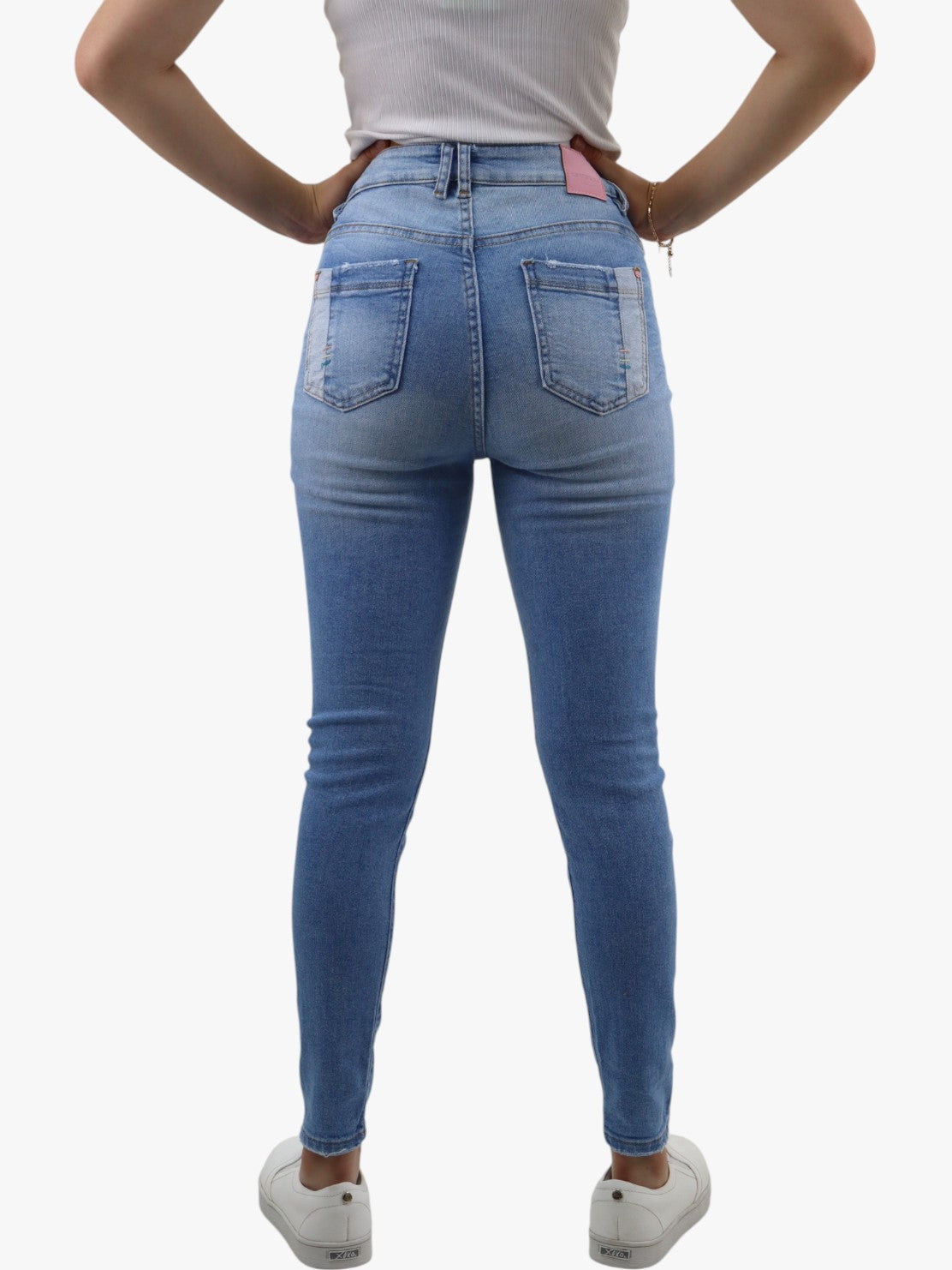 Jeans skinny azul claro con destrucción