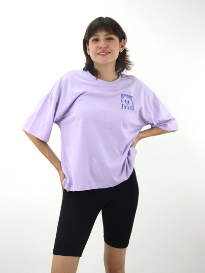 Playera oversize de color lila con estampado midnight