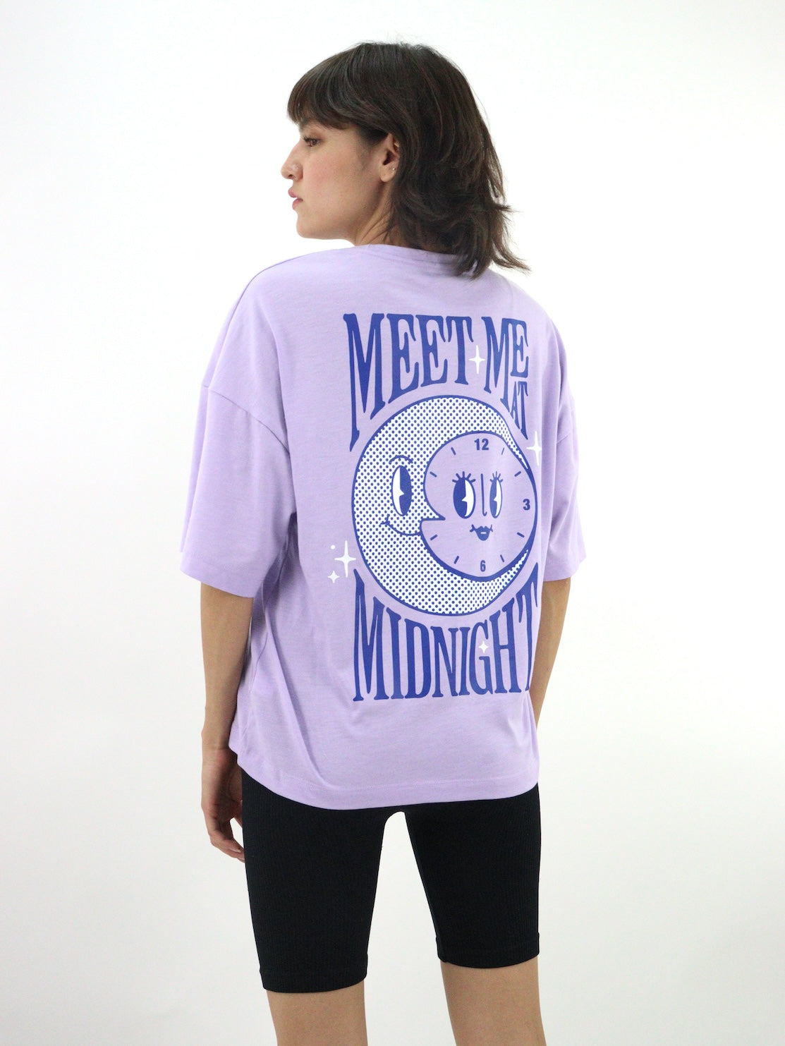 Playera oversize de color lila con estampado midnight