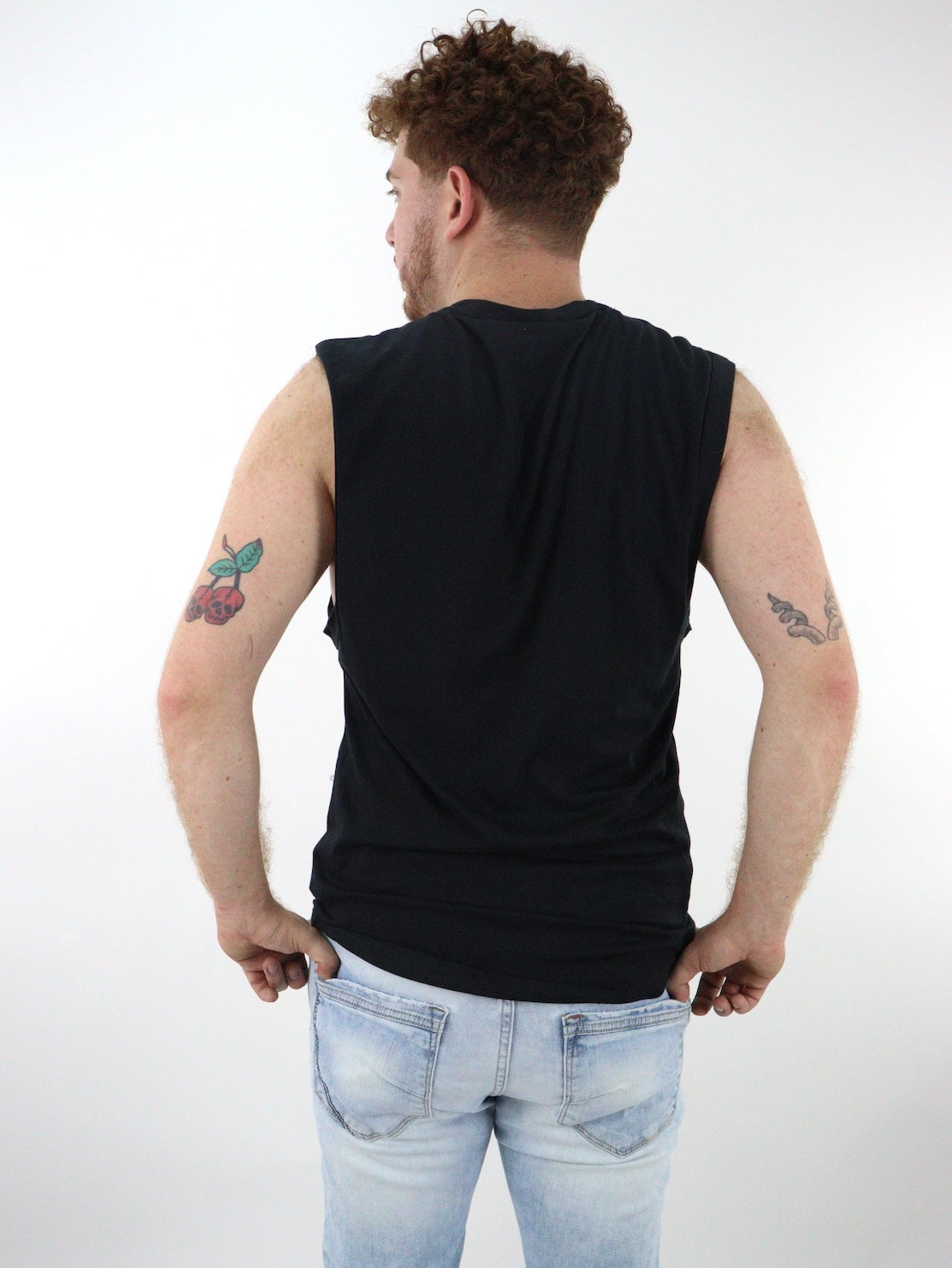 Camiseta de color negro con estampado