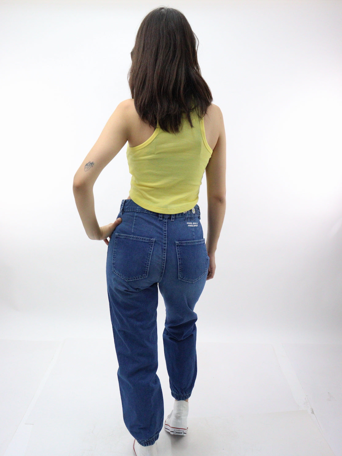 Jogger denim edición especial con estampado floral