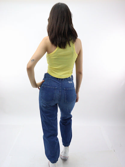 Jogger denim edición especial con estampado floral