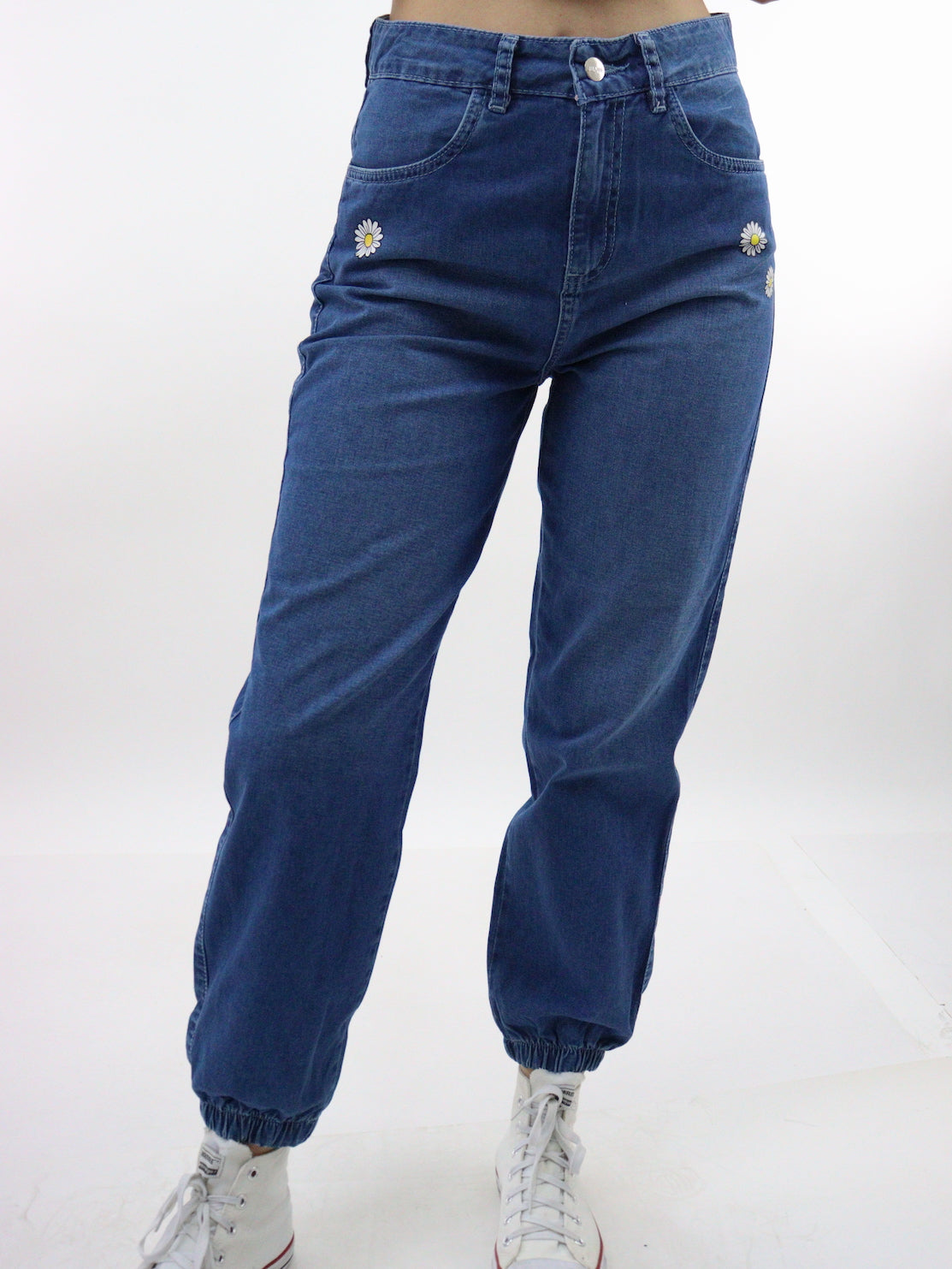 Jogger denim edición especial con estampado floral