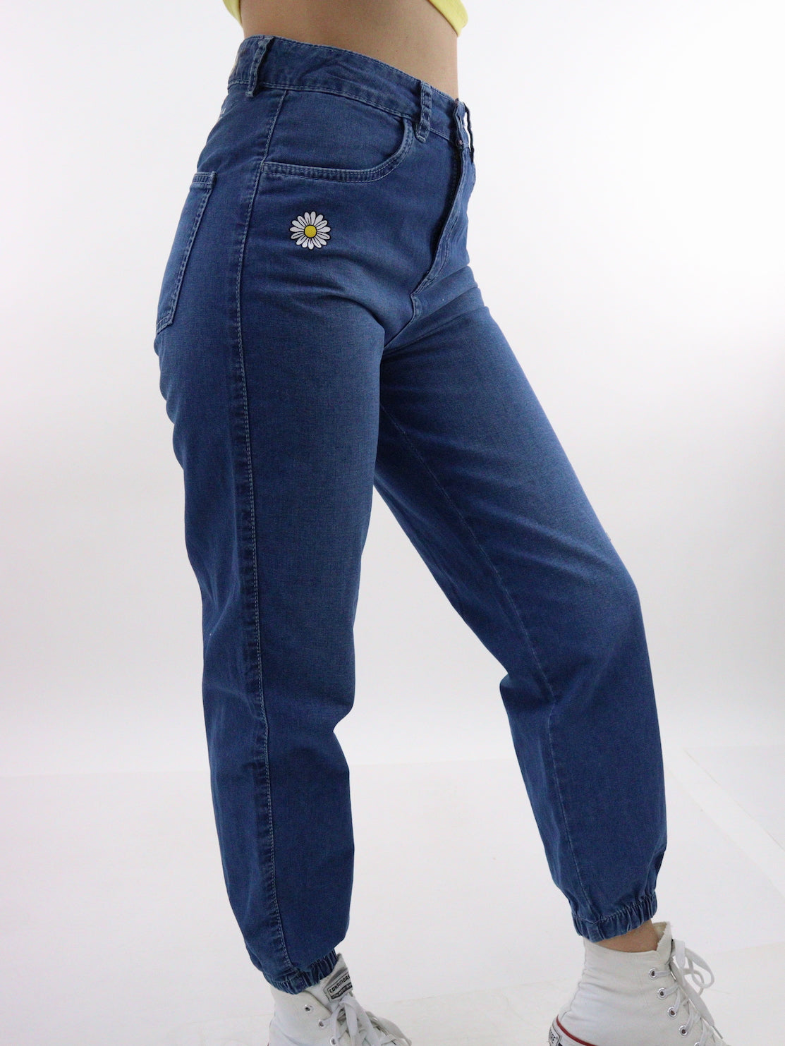 Jogger denim edición especial con estampado floral