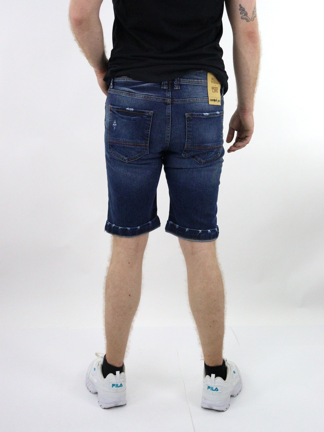 Short denim de color azul oscuro con destrucción