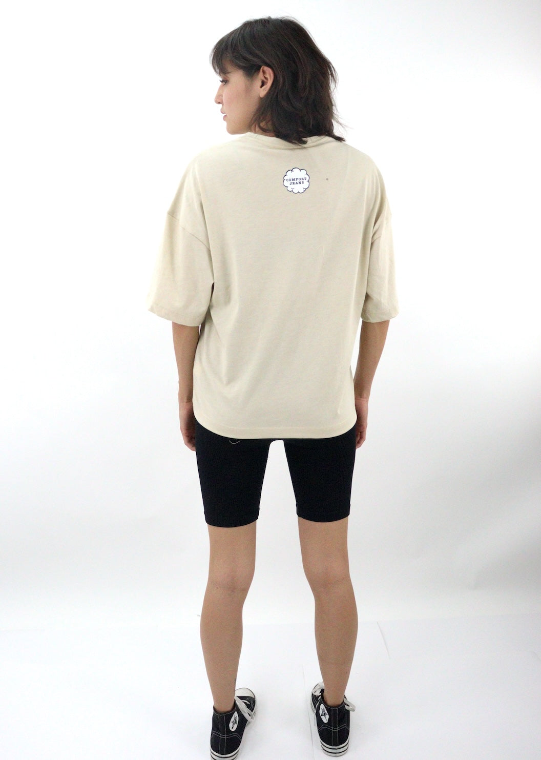 Playera oversize de color beige con estampado