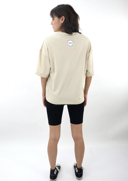 Playera oversize de color beige con estampado