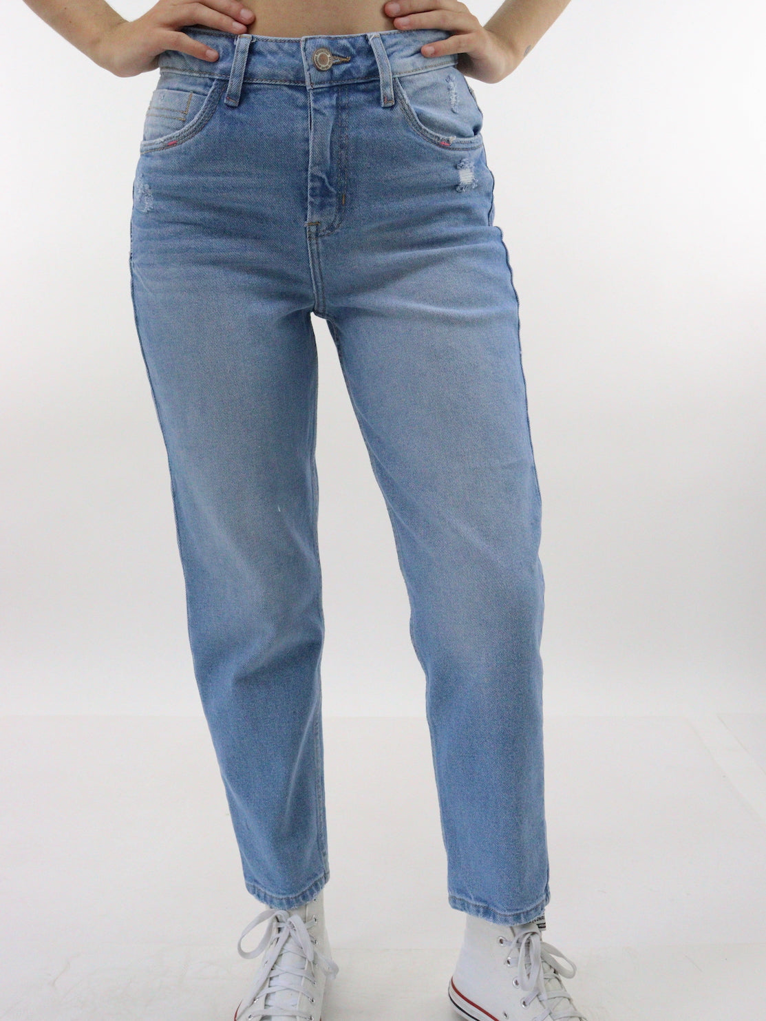 Jeans mom clasic azul claro con destrucción
