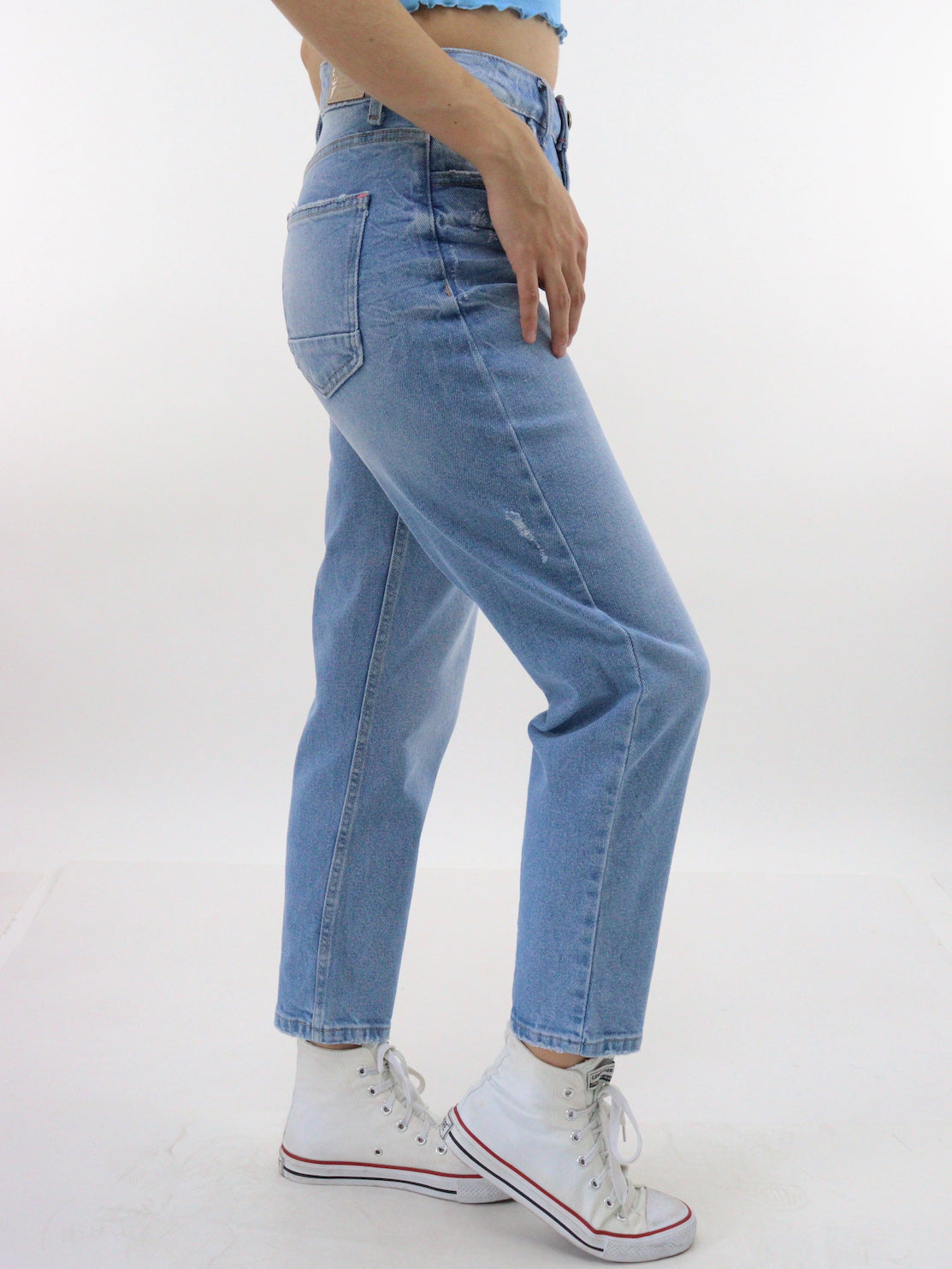 Jeans mom clasic azul claro con destrucción