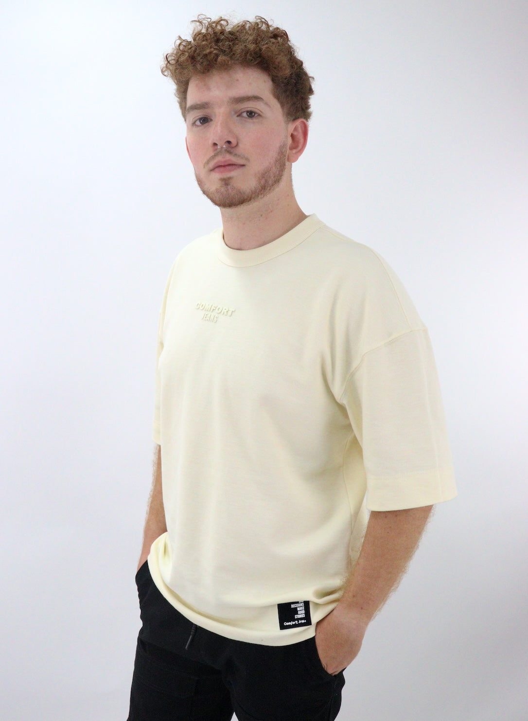 Playera oversize de color hueso con estampado