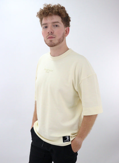 Playera oversize de color hueso con estampado