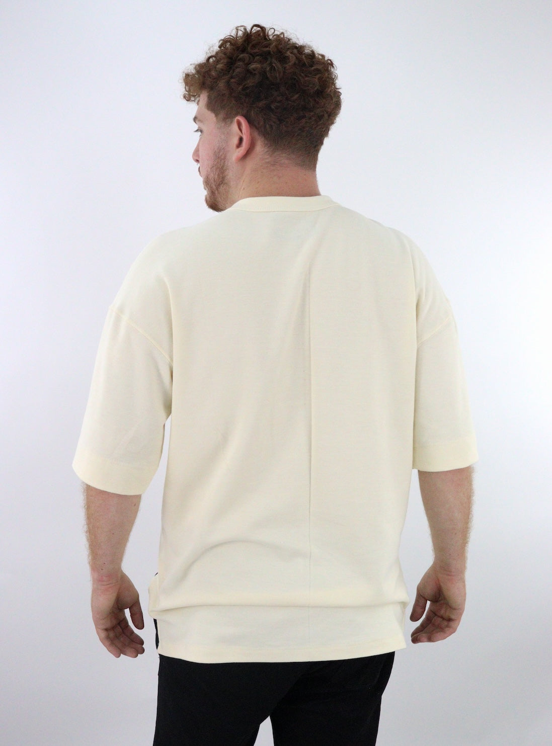 Playera oversize de color hueso con estampado