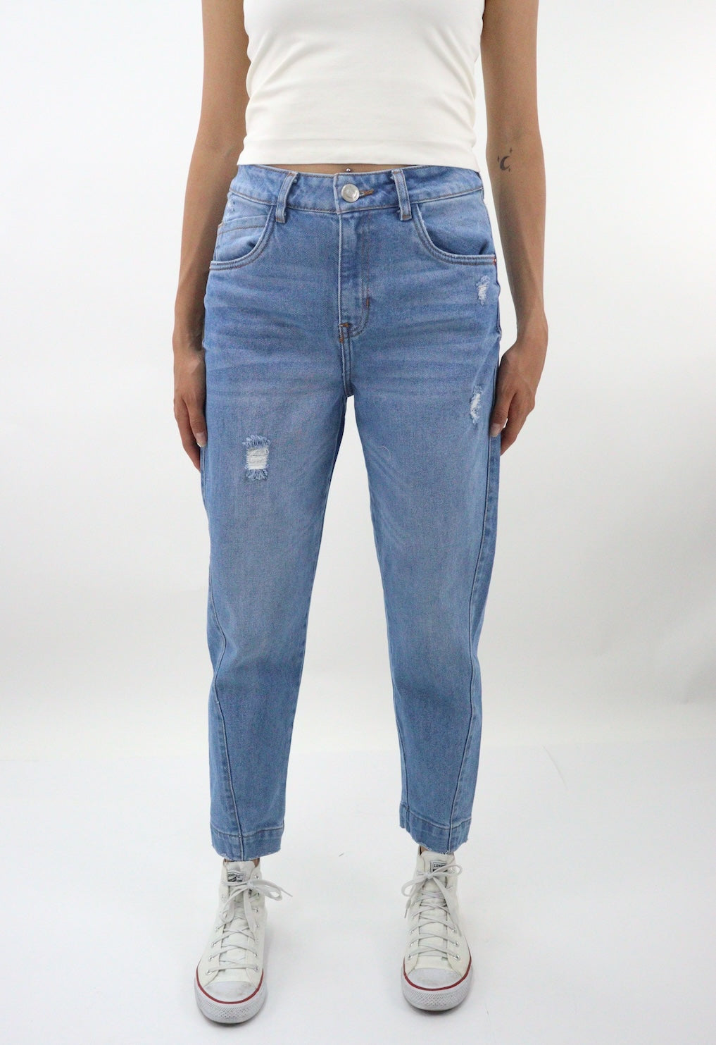 Jeans mom tobillero azul medio con destrucción
