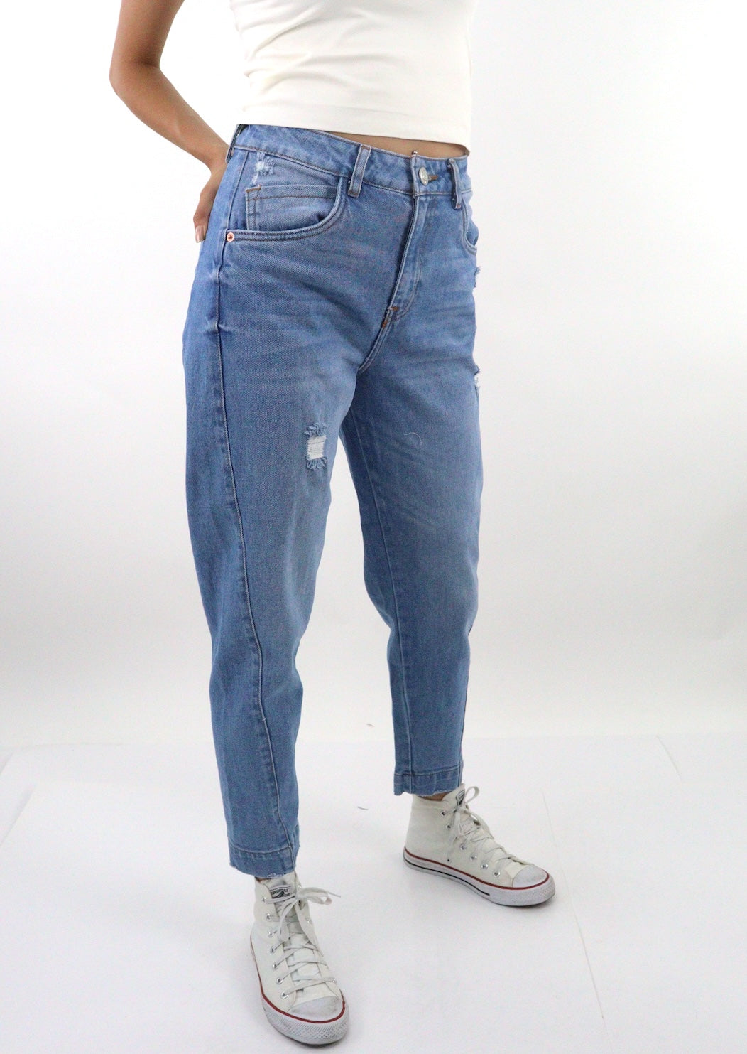 Jeans mom tobillero azul medio con destrucción