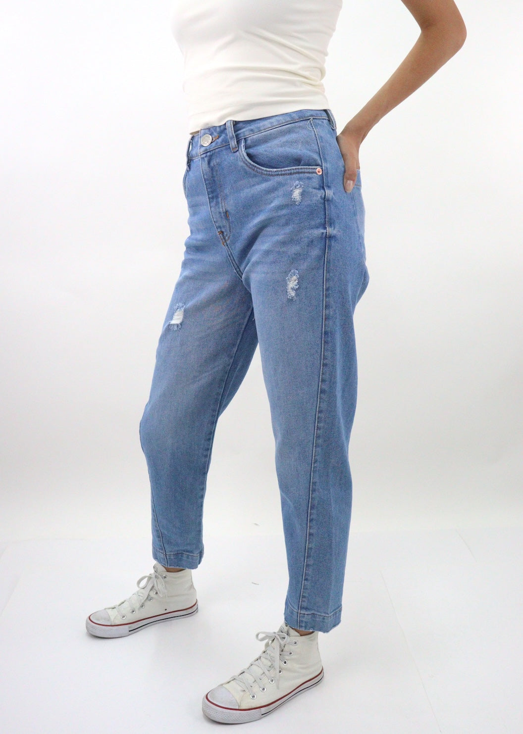 Jeans mom tobillero azul medio con destrucción