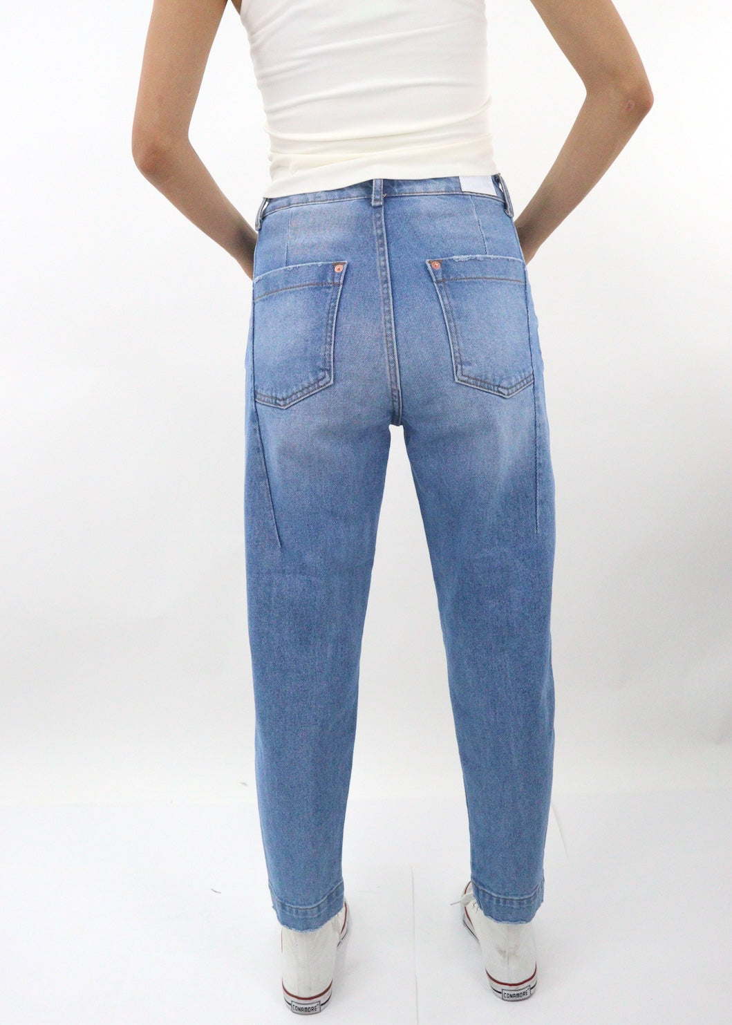 Jeans mom tobillero azul medio con destrucción