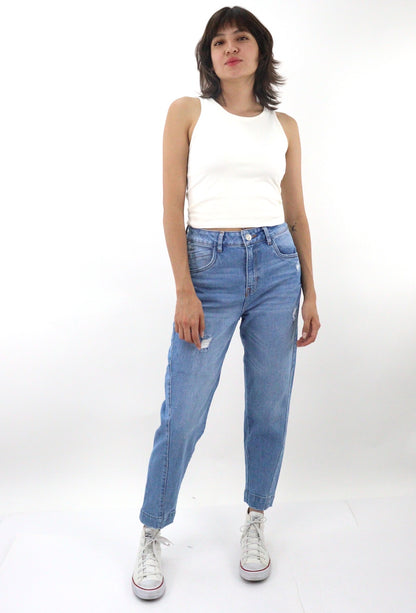 Jeans mom tobillero azul medio con destrucción