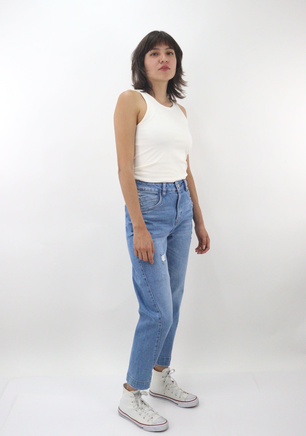 Jeans mom tobillero azul medio con destrucción