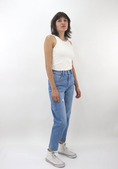 Jeans mom tobillero azul medio con destrucción