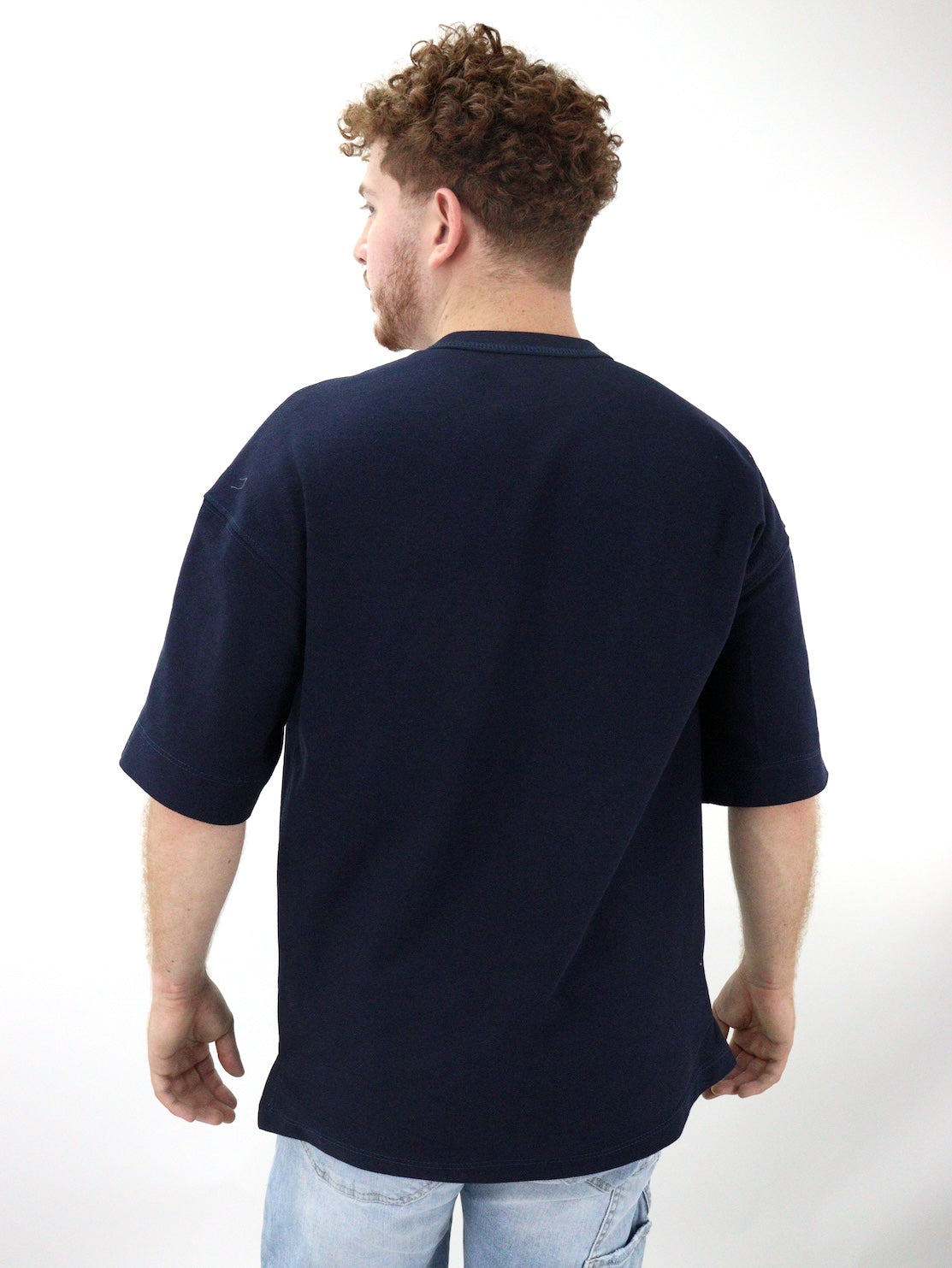 Playera oversize de color azul marino con estampado