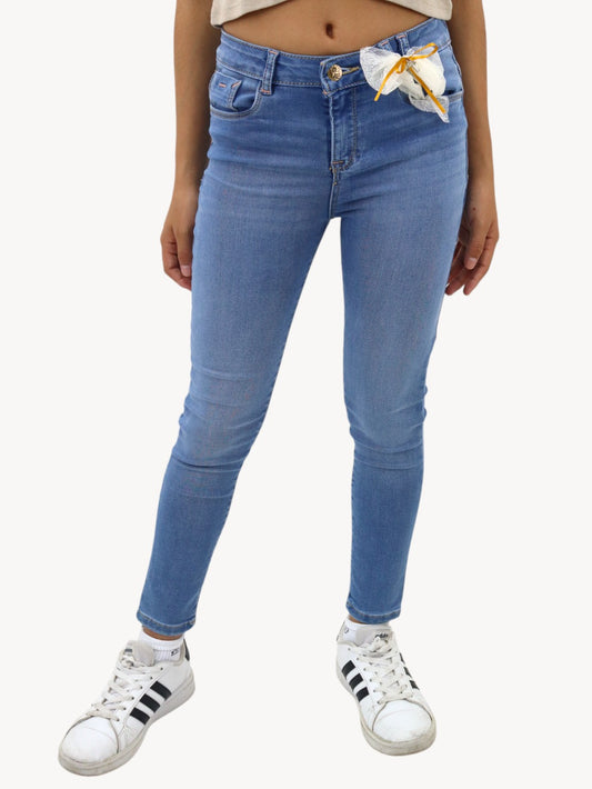 Jeans skinny con moño decorativo