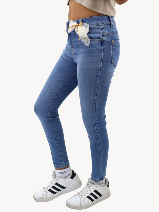 Jeans skinny con moño decorativo