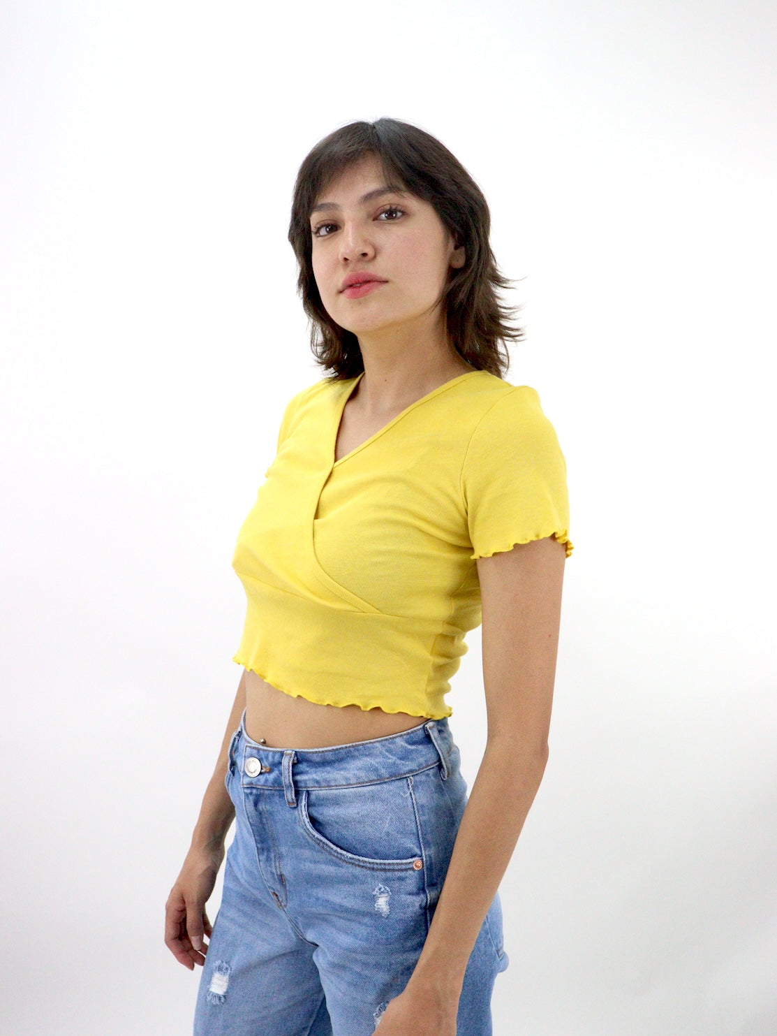 Playera de cuello cruzado color amarillo mostaza