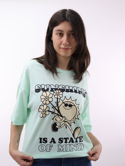 Playera oversize de color verde con estampado sunshine
