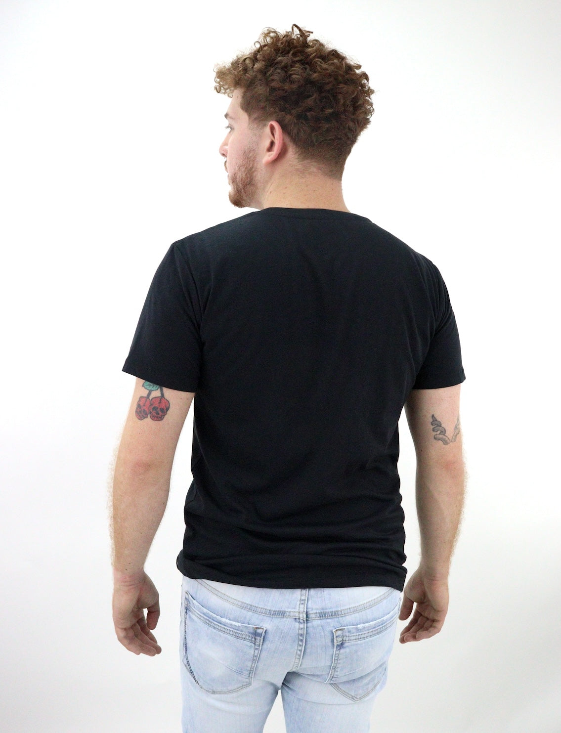 Playera manga corta de color negro