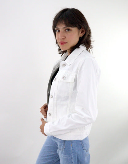 Chamarra denim de color blanco
