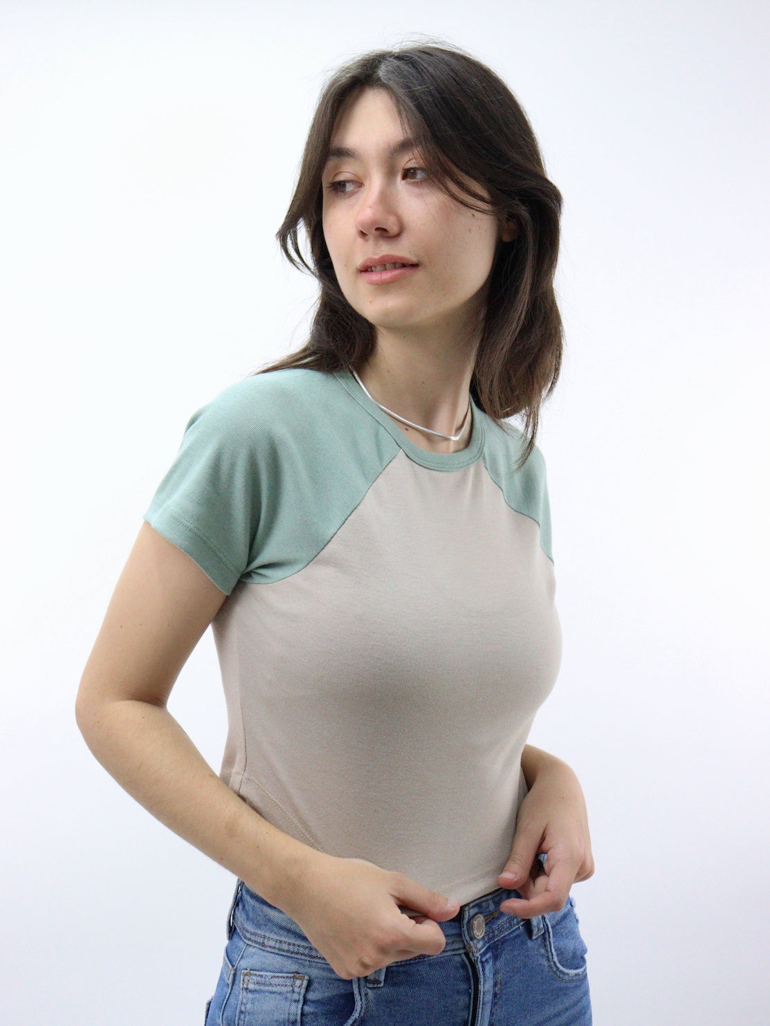 Playera raglán manga corta de color arena con verde